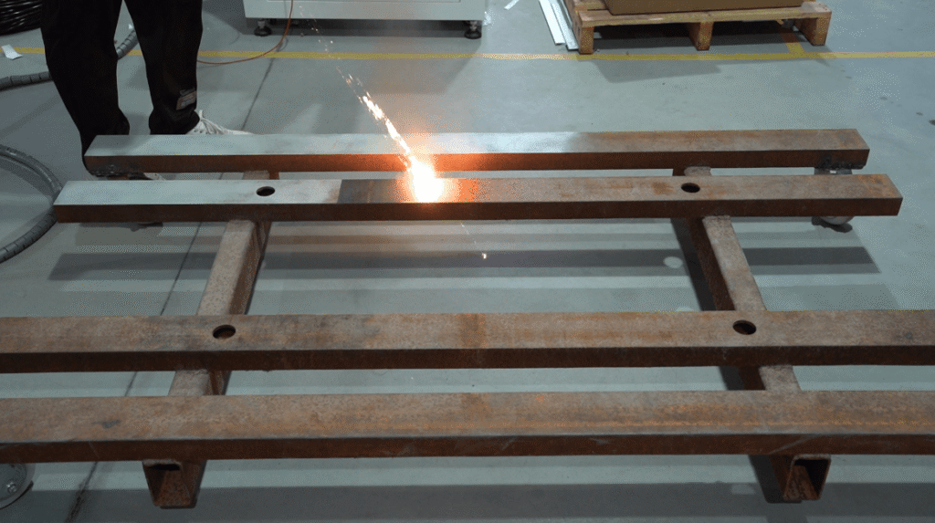 Nahaufnahme eines präzisen Metall-Laserschweißprozesses mit Drahtvorschubgerät.