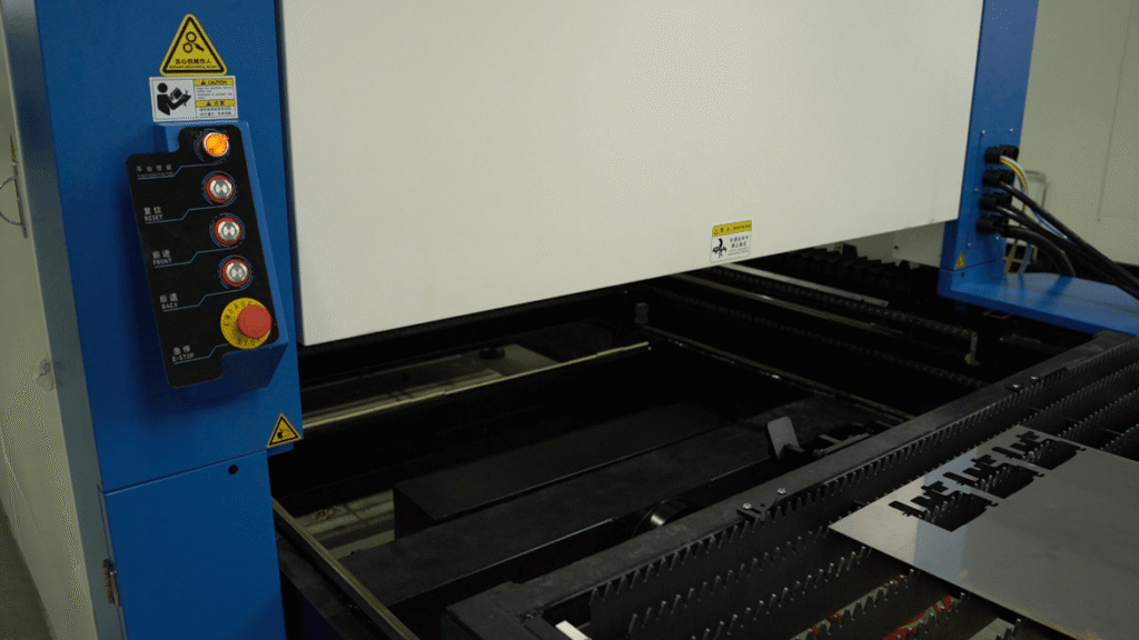 Panneau de commande et table de travail pour découpeuse laser
