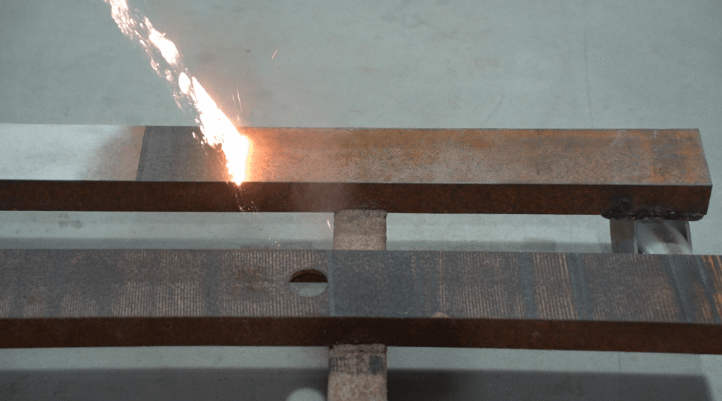 Hochwertige, glatte Metallschweißnaht, hergestellt mit einem Baison-Laserschweißgerät.