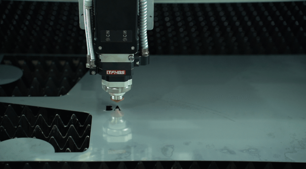 Laser cutting head precision cutting metal sheet