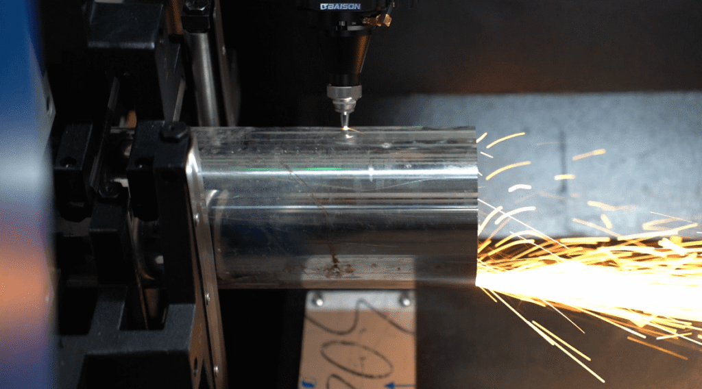 Cięcie laserowe okrągłych rur metalowych.