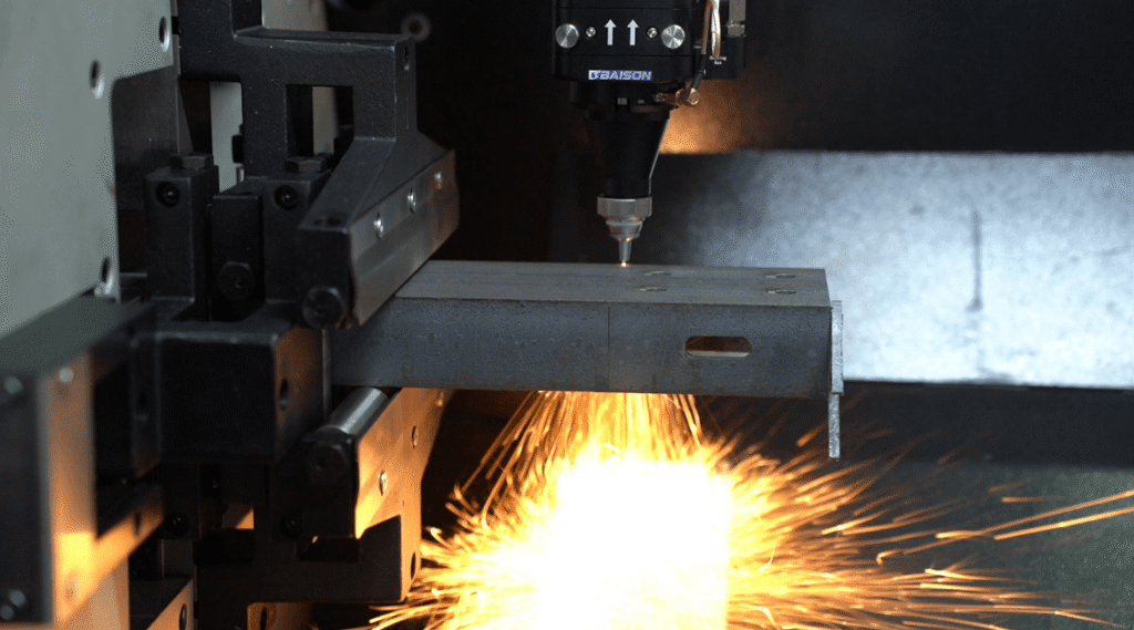 Maszyna CNC do cięcia laserowego służąca do obróbki ciężkich rur.