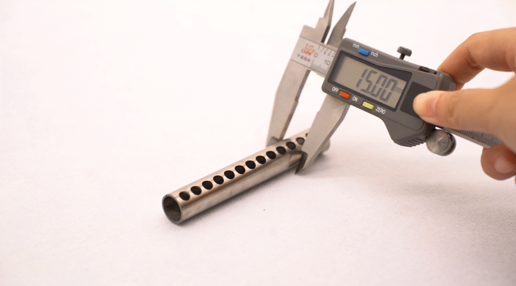 A moment of precision measurement: the digital caliper accurately locks the size of the metal tube, demonstrating the rigor and precision in industrial manufacturing