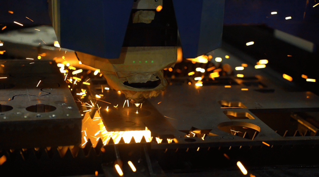 Industrial fire in the dark: the golden flames from laser cutting shine brightly against the dark background, embodying the shock and precision of intelligent manufacturing.