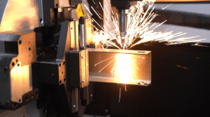 Faserlaser-Rohrschneidmaschine schneidet rechteckige Stahlrohre mit Funken, hochpräzise Metallrohrbearbeitung