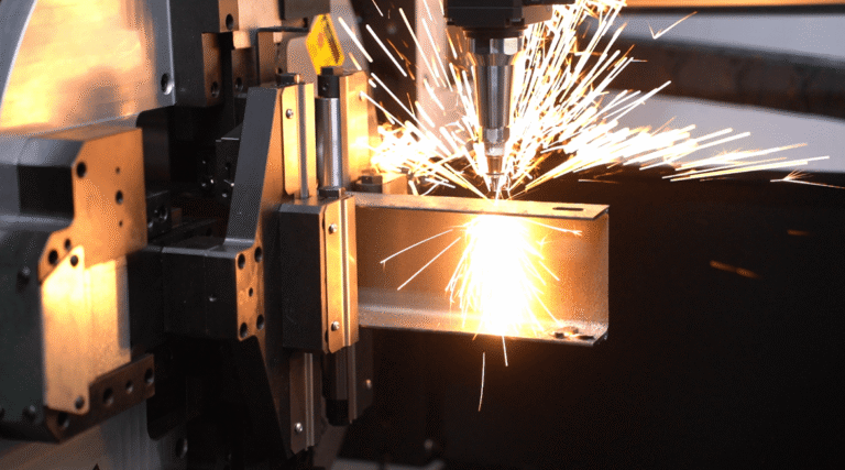 Machine de découpe de tubes au laser à fibre, découpe de tubes d'acier rectangulaires par étincelles, traitement de tubes métalliques de haute précision