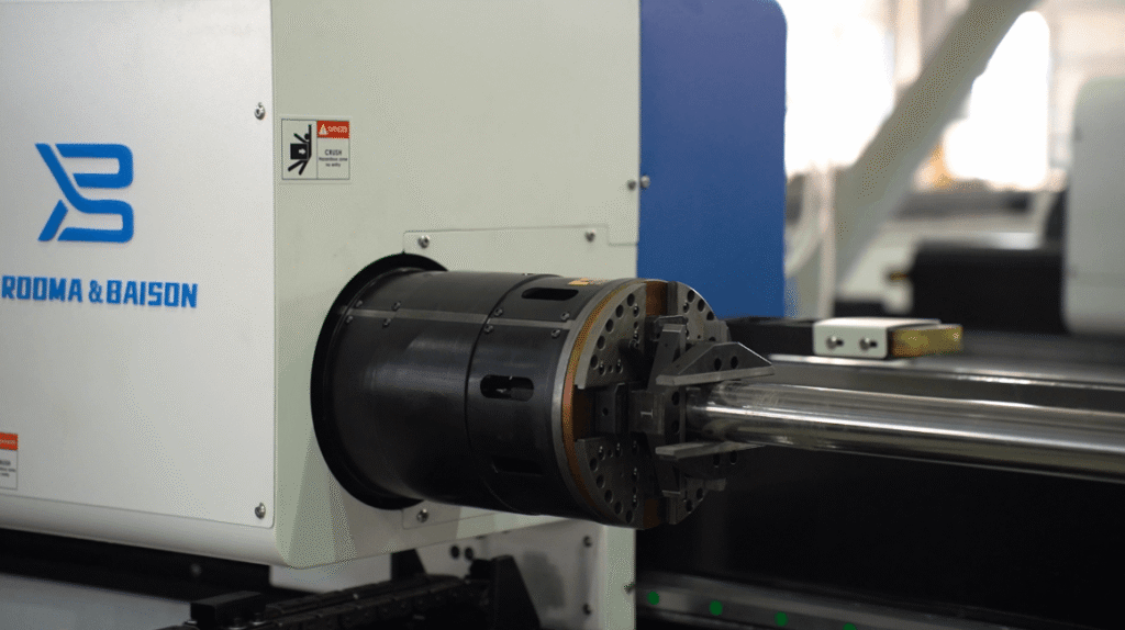 Mandril para máquina de corte láser de tubos Baison que sujeta tubos de metal para corte automático.