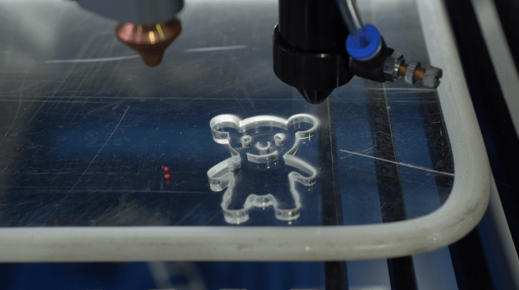 Laserschneidmaschine zur Bearbeitung von transparentem Acrylmaterial.