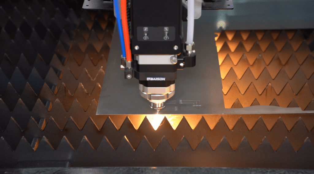 Cabezal de corte láser inteligente Baison para el grabado de una lámina de metal.