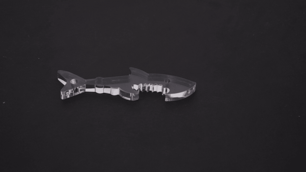 requin en acrylique transparent découpé au laser avec bord poli à la flamme