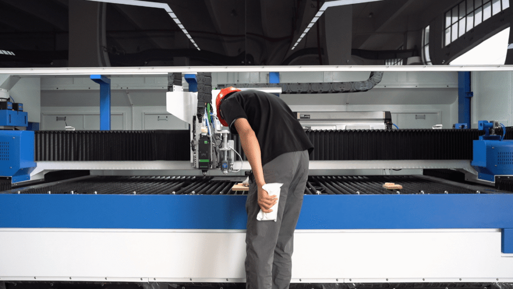 Opérateur réglant la machine de découpe laser Baison