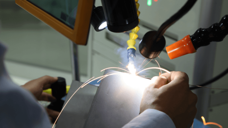 Saubere Laserschweißung an Metallplatte abgeschlossen, Ergebnis der industriellen Schweißung von BAISON