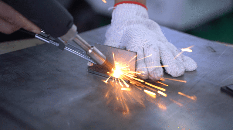 Handgeführtes Laserschweißverfahren an einer T-Verbindung mit hellen Funken.