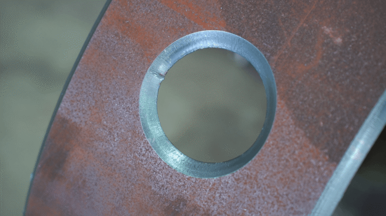 Lasergeschnittenes Metallloch ohne Schlacke.