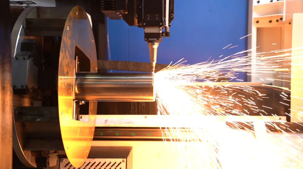 Coupeur de tubes au laser à fibre Baison biseautant des tubes en acier avec des étincelles brillantes.