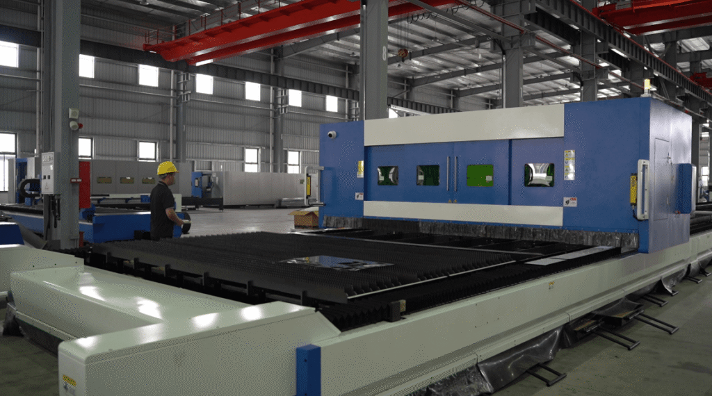 Máquina de corte láser de fibra industrial a gran escala de Baison con un operario de fábrica.