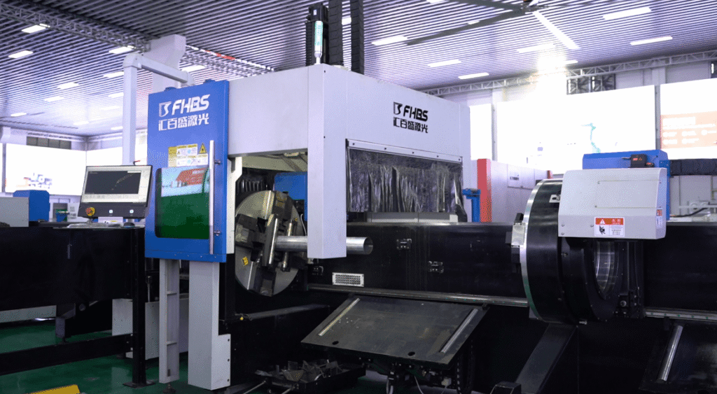 Gros plan sur la découpe laser d'un tuyau en acier.
