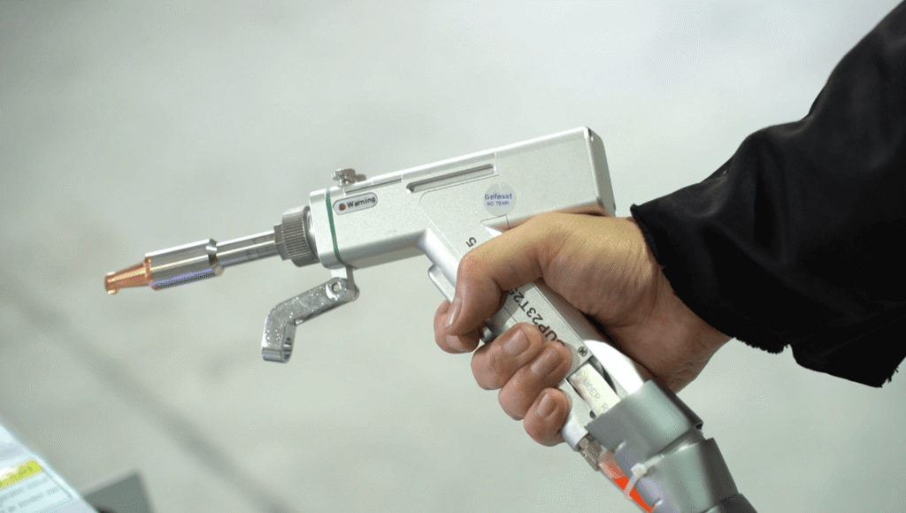 Handheld laser welding gun for backstep welding operation