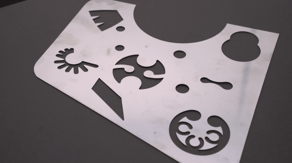 Tôle métallique décorative découpée au laser, ornée de motifs ajourés complexes.