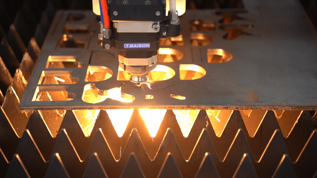 Mesurer le diamètre d'une pièce métallique découpée au laser à l'aide d'un ruban métrique