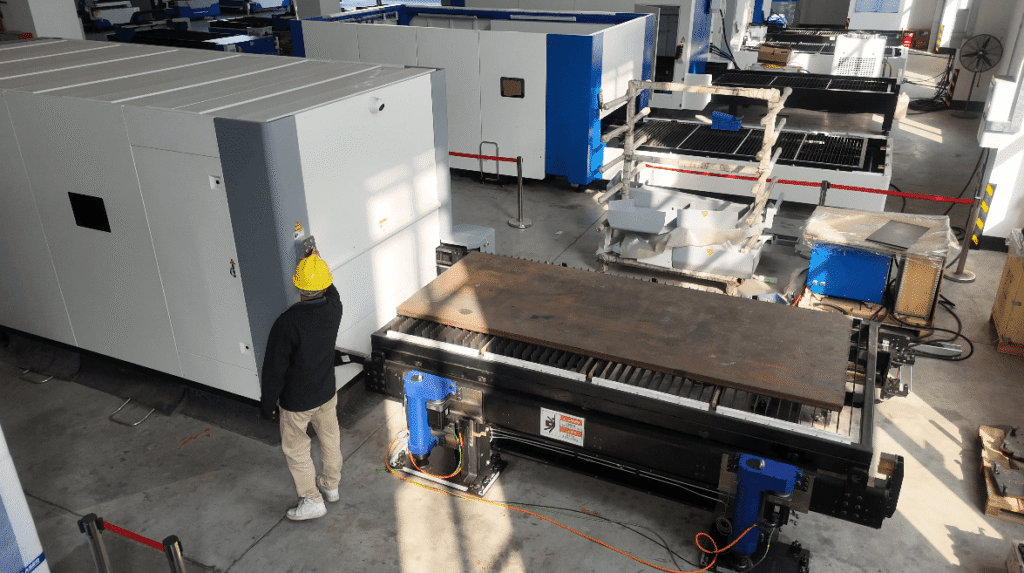 Baison cutter controlling laser cutting power under full load