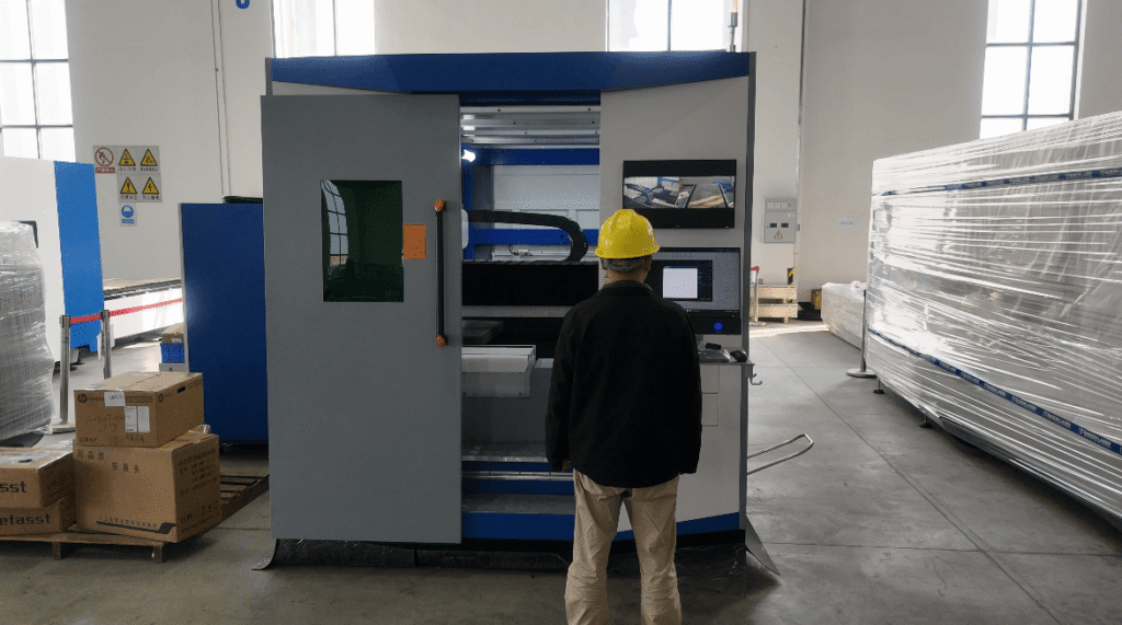 Smart linkage system optimizing energy consumption of laser cutting power