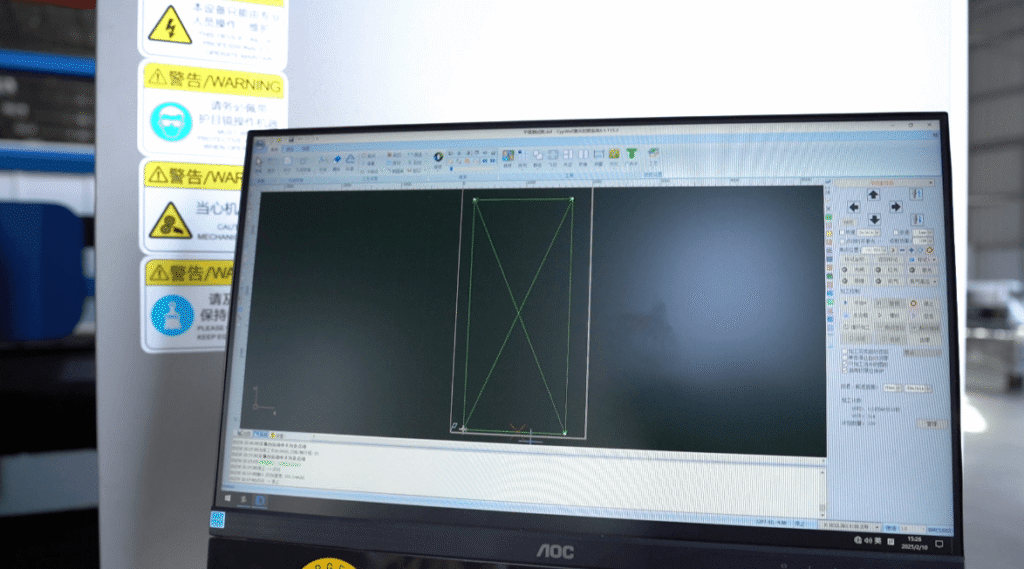 Monitor CNC que muestra el software y la geometría de corte láser.