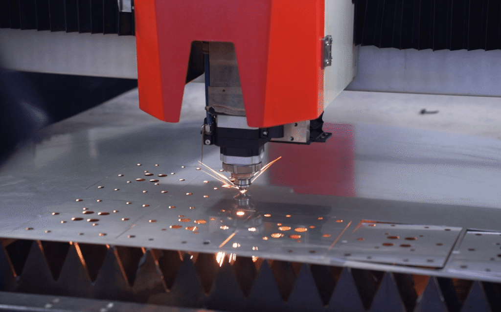 Laserschneidkopf schneidet Metallblech