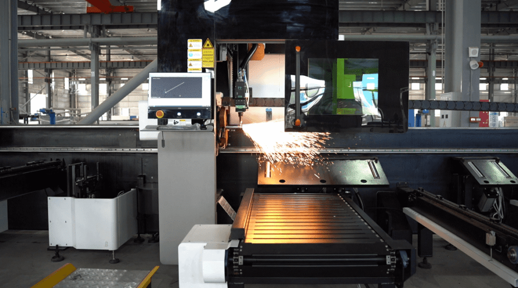 Cabezal de corte láser de alta potencia que perfora placas de metal gruesas rápidamente.