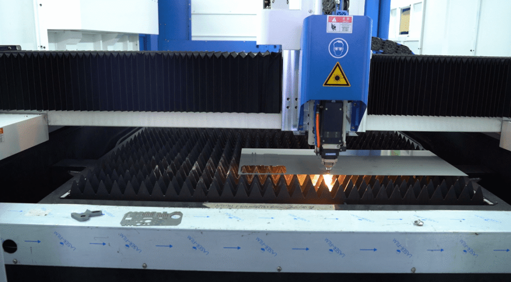 Large format fiber laser cutting machine bed processing metal plate.