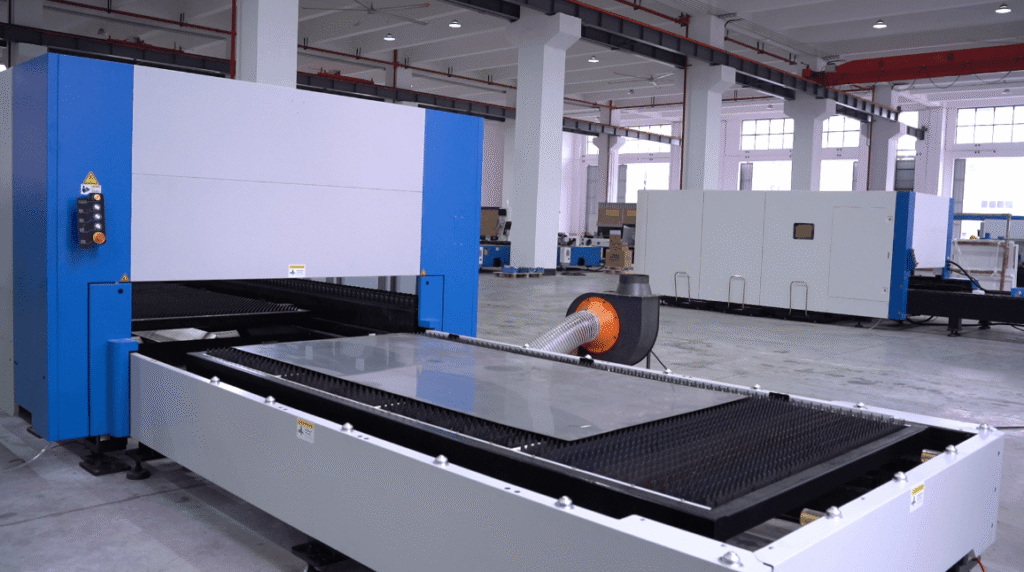 Enclosed fiber laser cutting machine