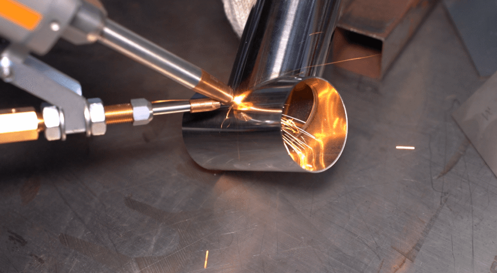 Soudage laser à fibre de cylindres en acier inoxydable.