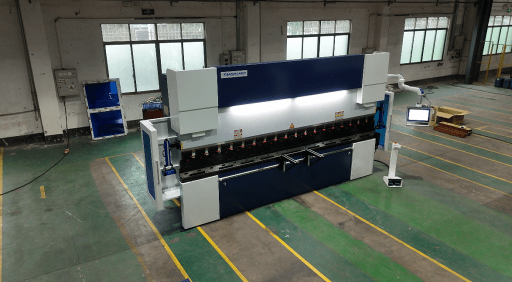 Vue latérale d'une presse plieuse CNC Baison fermée.