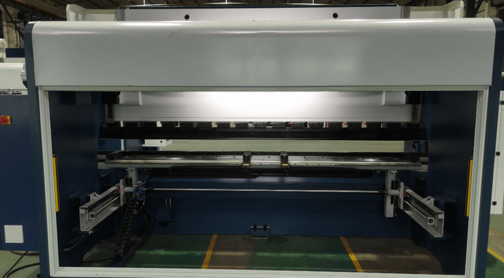 Vue en plongée d'une presse plieuse CNC Baison dans un atelier.