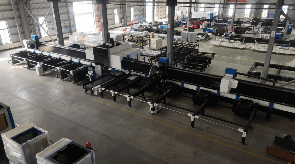 Vue aérienne d'un atelier de fabrication de lasers industriels.