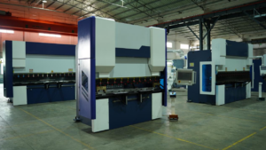 Taller de fábrica con múltiples máquinas dobladoras CNC.