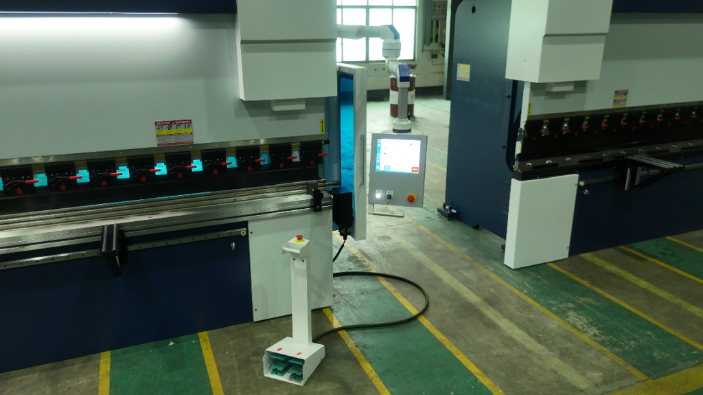 Área de operación de la máquina dobladora CNC con pantalla táctil