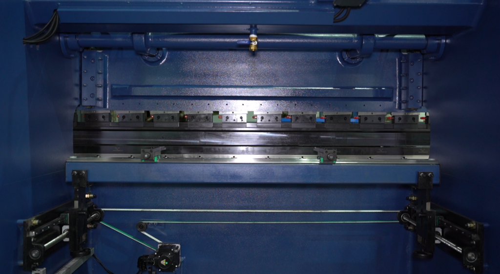Estructura interna de una máquina dobladora CNC