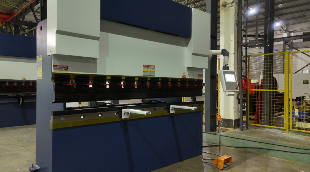 Single CNC bending machine with control panel