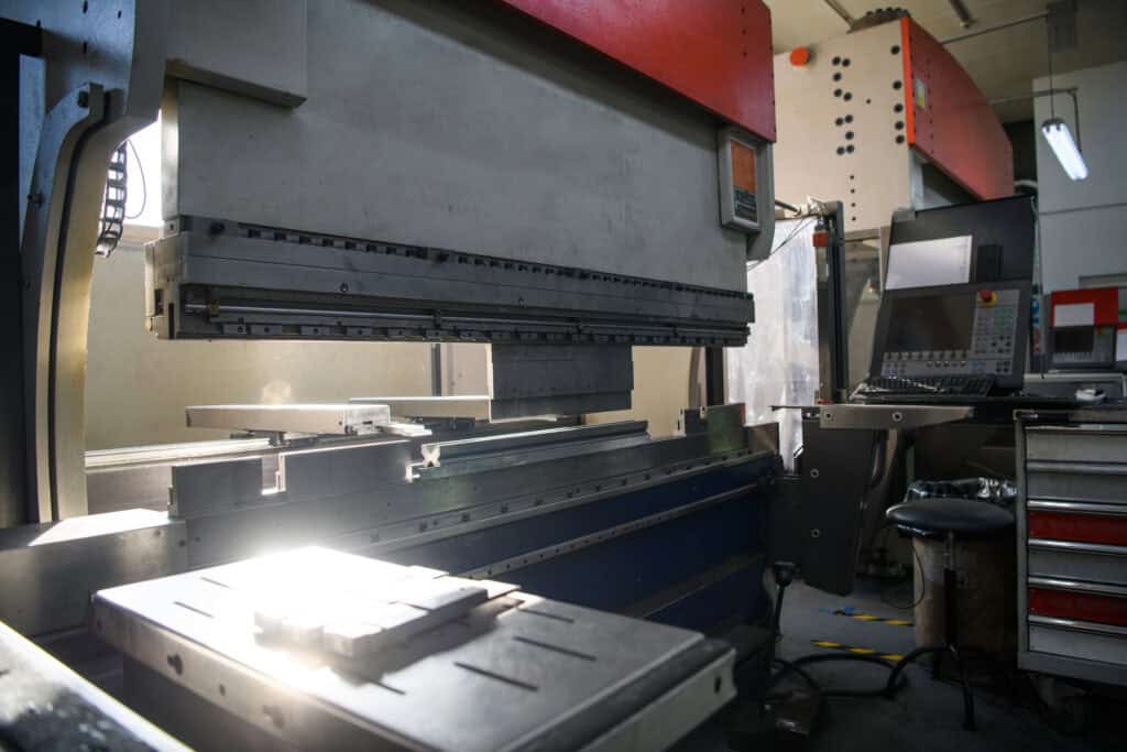 Sheet metal press brake