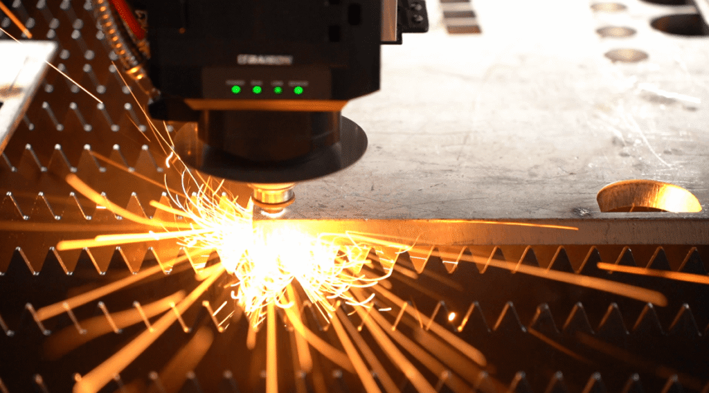 Corte de metal mediante láser de fibra de alta potencia con factor de haz M² inferior a 1.1.