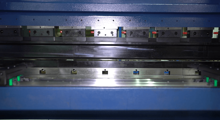Primer plano de matrices y herramientas para prensas plegadoras CNC