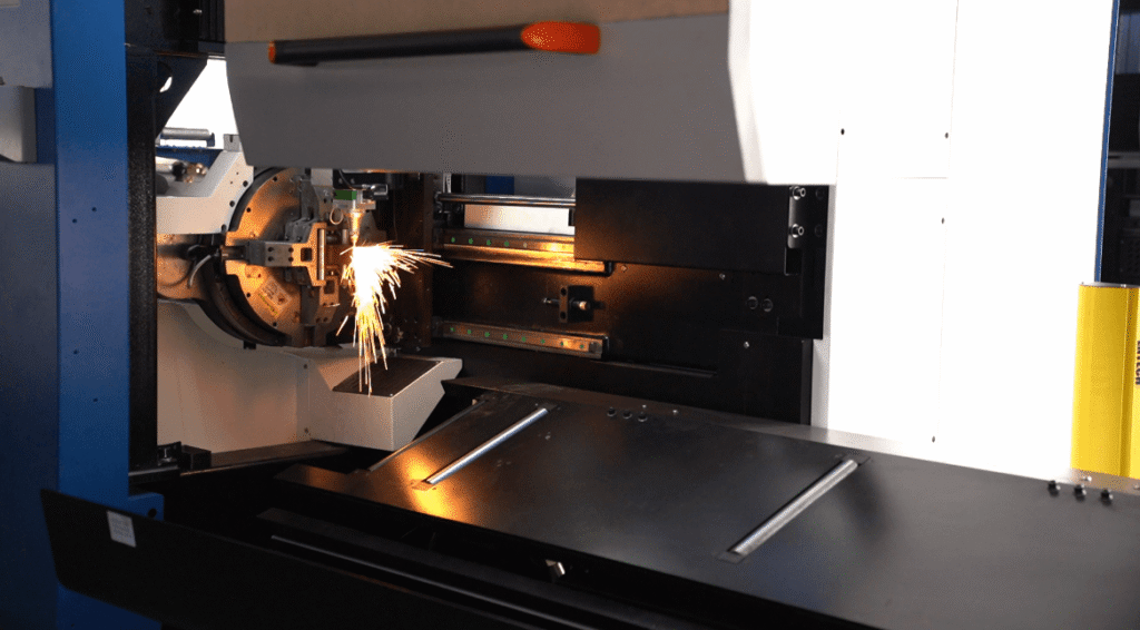 Máquina de corte de tuberías por láser industrial en funcionamiento