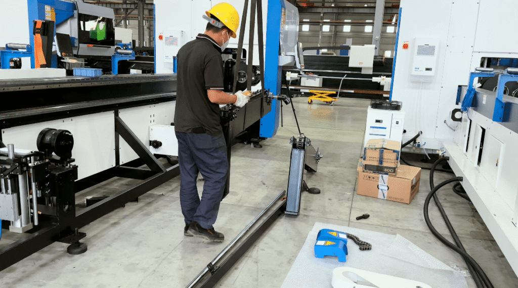  Instalación de una máquina de corte láser de tuberías en la fábrica.