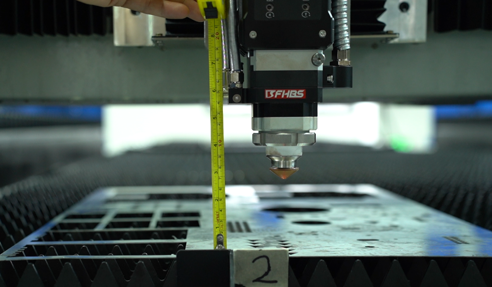 Calibración de la altura del cabezal de corte láser con cinta métrica