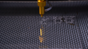 Die Laserschneidmaschine von Baison schneidet präzise Formen in eine Acrylplatte.