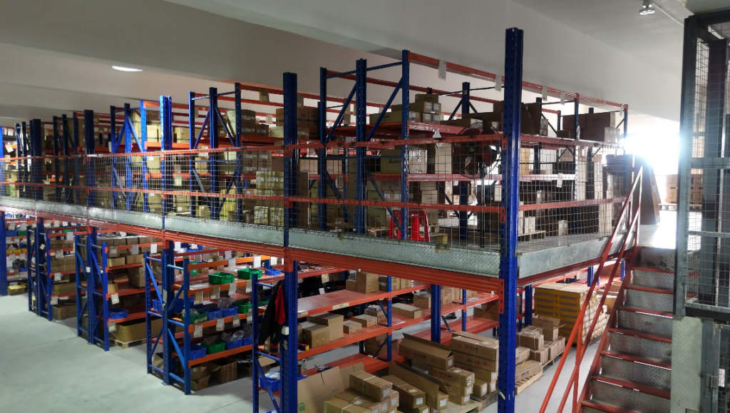 Centro de almacenamiento industrial de Baison que almacena componentes de sistemas de corte por láser.