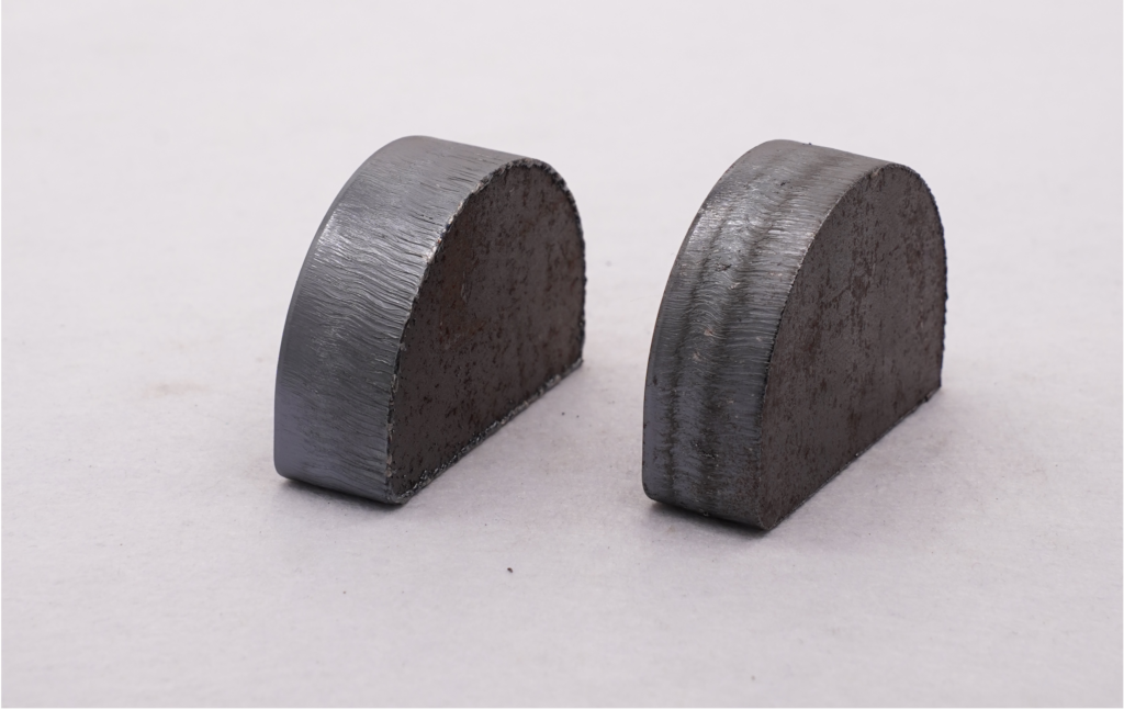 Láminas metálicas cortadas en posición vertical que demuestran la excelente calidad de corte de placas gruesas del sistema de corte láser de Baison.