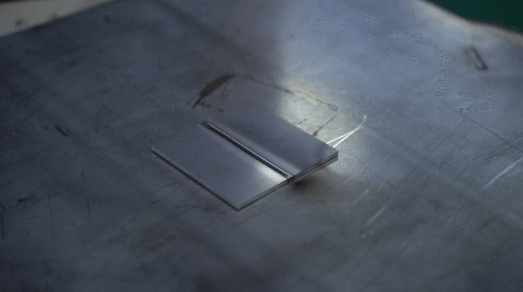 Smooth laser welding seam on flat metal joint
