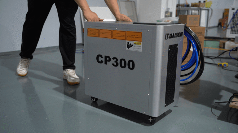 Bediener bewegt einen tragbaren BAISON CP300 Laserreiniger.